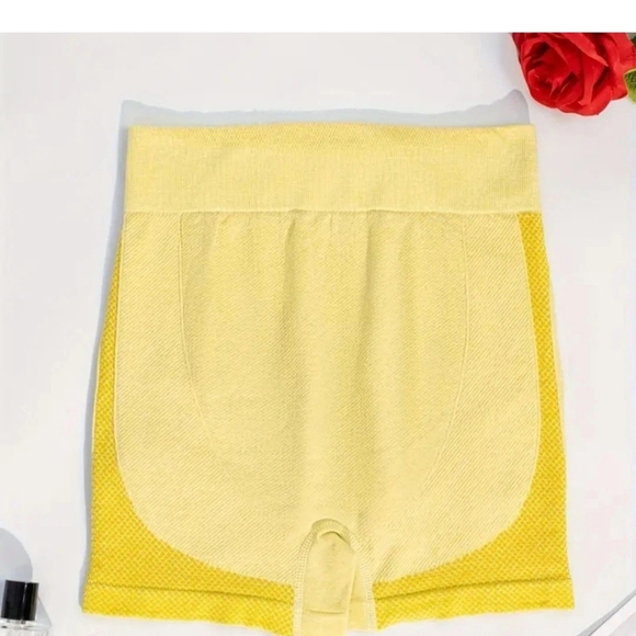 NWT Yellow Women's Sz. XL Yoga Gym Scrunch Butt Lifting Shorts With High Waist - Picture 3 of 8